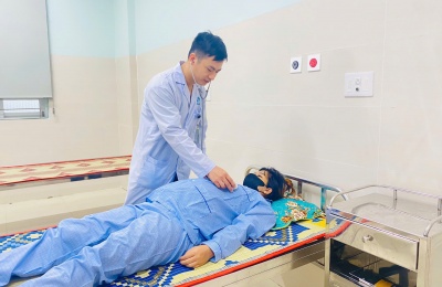 Cấp cứu kịp thời thai phụ Lý Sơn bị dọa sinh non